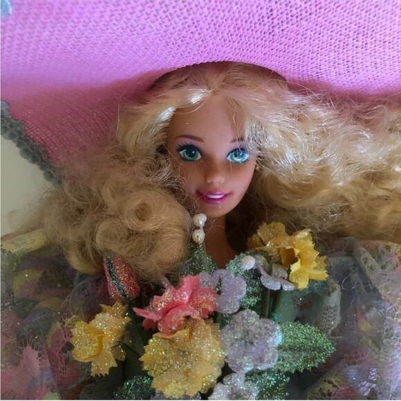 Spring Bouquet Barbie From The Mattel 1995 Enchanted Seasons Collection - Picture 1 of 5